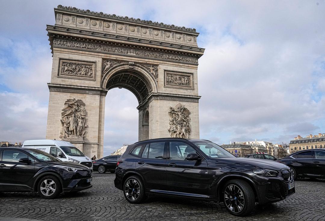 SUV fahren auf der Avenue Champs Elysees in Paris (Archivbild).