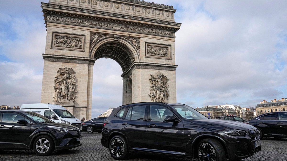 SUV fahren auf der Avenue Champs Elysees in Paris (Archivbild).