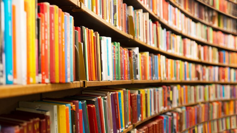 Bibliothek mit vielen Büchern. | Bild: stock.adobe.com/Pink Badger Bibliothek mit vielen Büchern.
