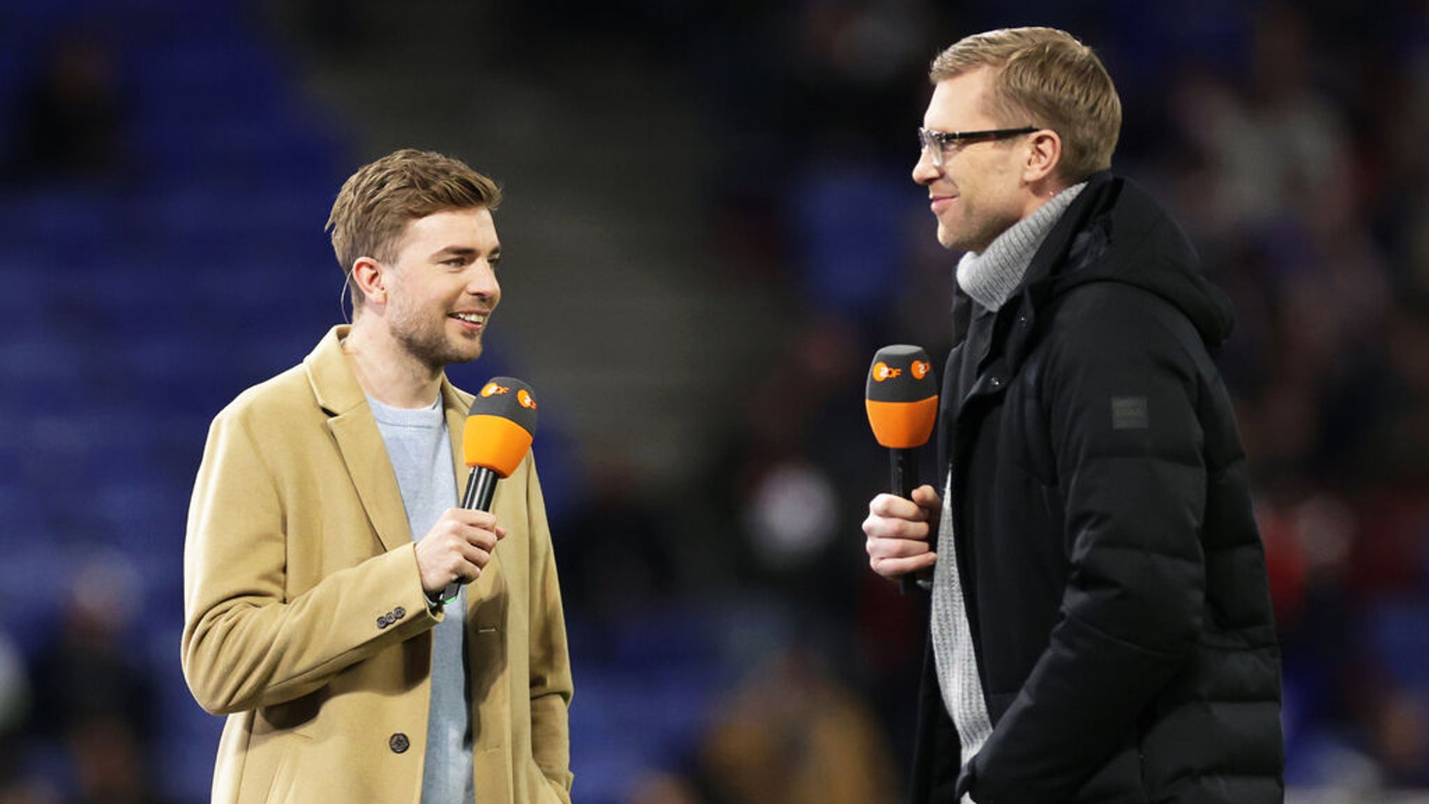 Frankreich, Lyon: Fußball: Länderspiele, Frankreich - Deutschland, Groupama Stadium. Die Fernsehexperten Christoph Kramer (l) und Per Mertesacker stehen vor dem Spiel zusammen. Beide sind auch beim EM-Eröffnungsspiel im Einsatz. (zu dpa: «Moderatoren, Experten und Co.: Wo die EM-Eröffnung im TV läuft») Foto: Christian Charisius/dpa +++ dpa-Bildfunk +++