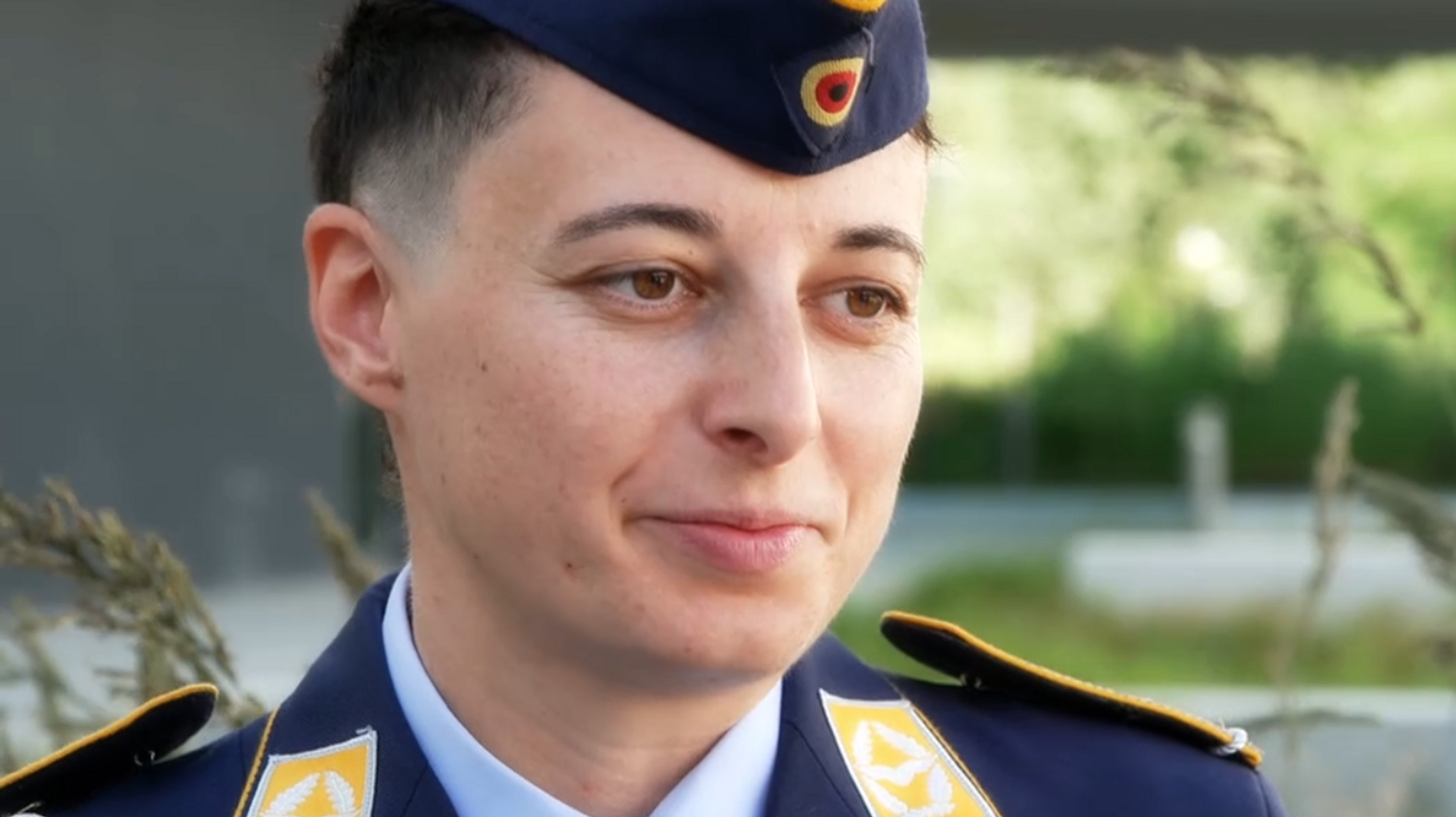 Fahnenjunker Katharina Schaupp in Uniform im Interview mit dem BR | Bild: BR/Matthias Winklharrer Fahnenjunker Katharina Schaupp in Uniform im Interview mit dem BR