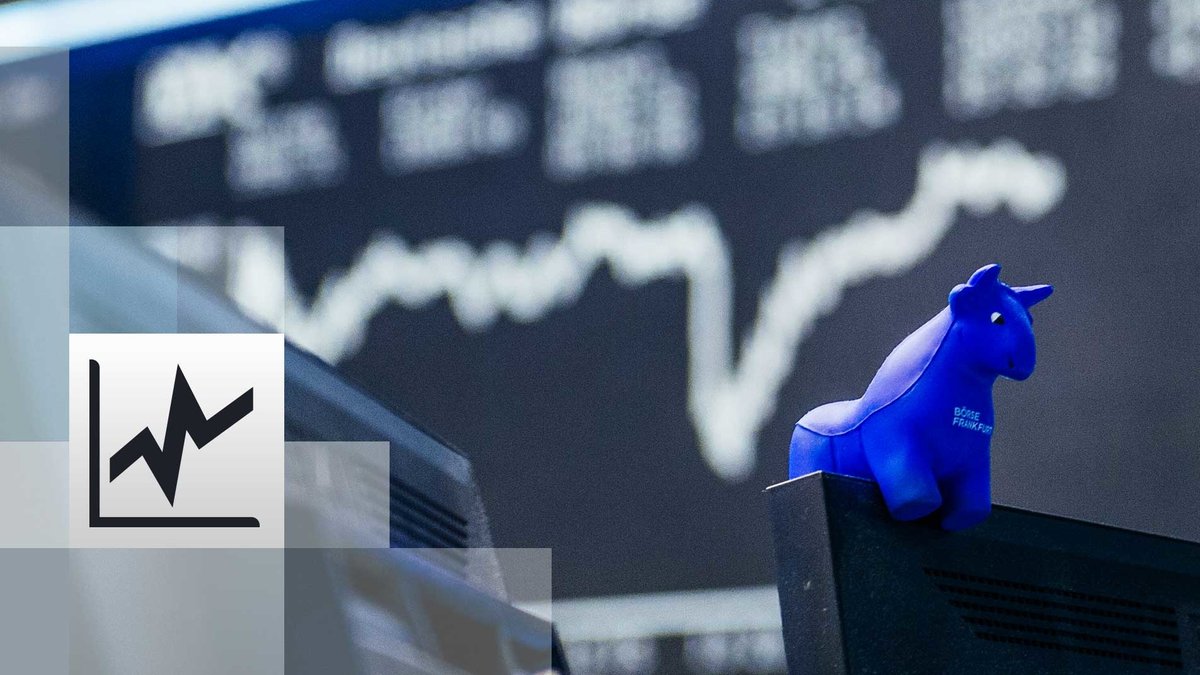 Ein blauer Stier aus Gummi sitzt auf der oberen Kante eines Bildschirmes, im Hintergrund die Kurstafel der Börse.