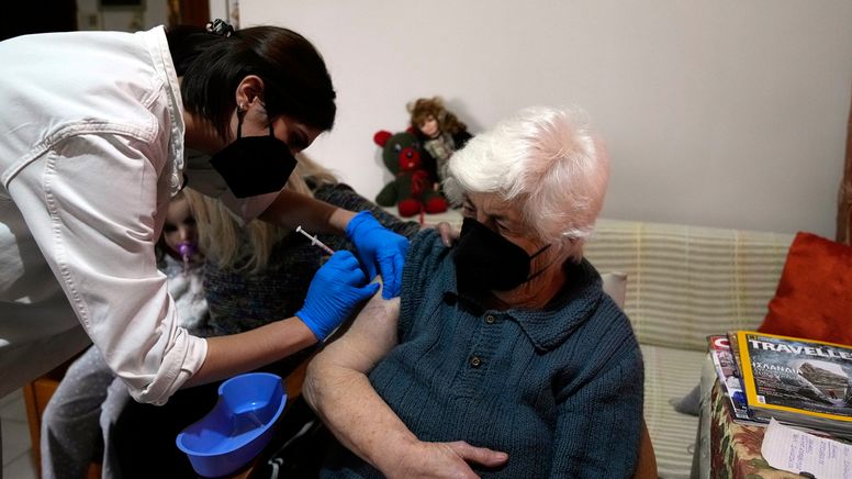 Archiv: Ältere Griechin wird gegen Corona geimpft | Bild:dpa-Bildfunk/Thanassis Stavrakis