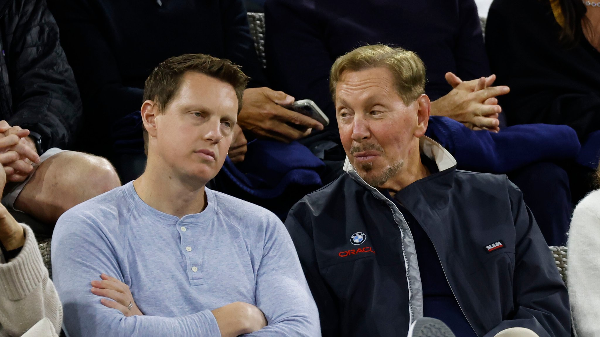 David und Larry Ellison beim Besuch eines Tennisspiels. | Bild: pa/Newscom/Charles Baus David und Larry Ellison beim Besuch eines Tennisspiels.