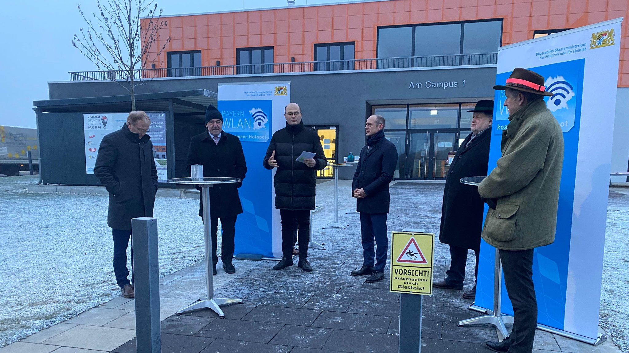 Finanzminister Albert Füracker (CSU) stellte in Parsberg eine Straßenlaterne mit BayernWLAN-Hotspot vor. 