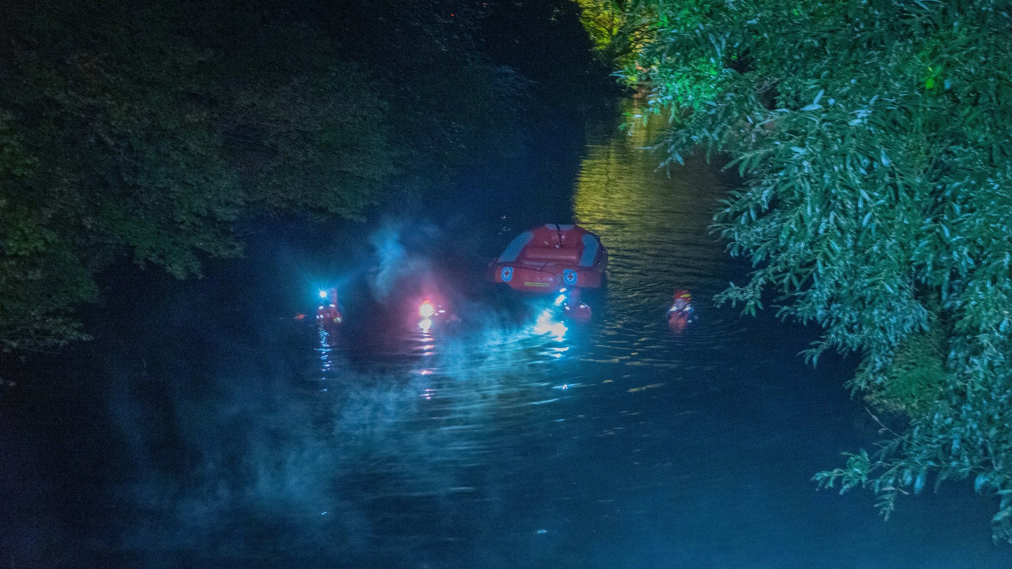 Einsatzkräfte suchen im Wasser nach einem Flüchtigen. 
