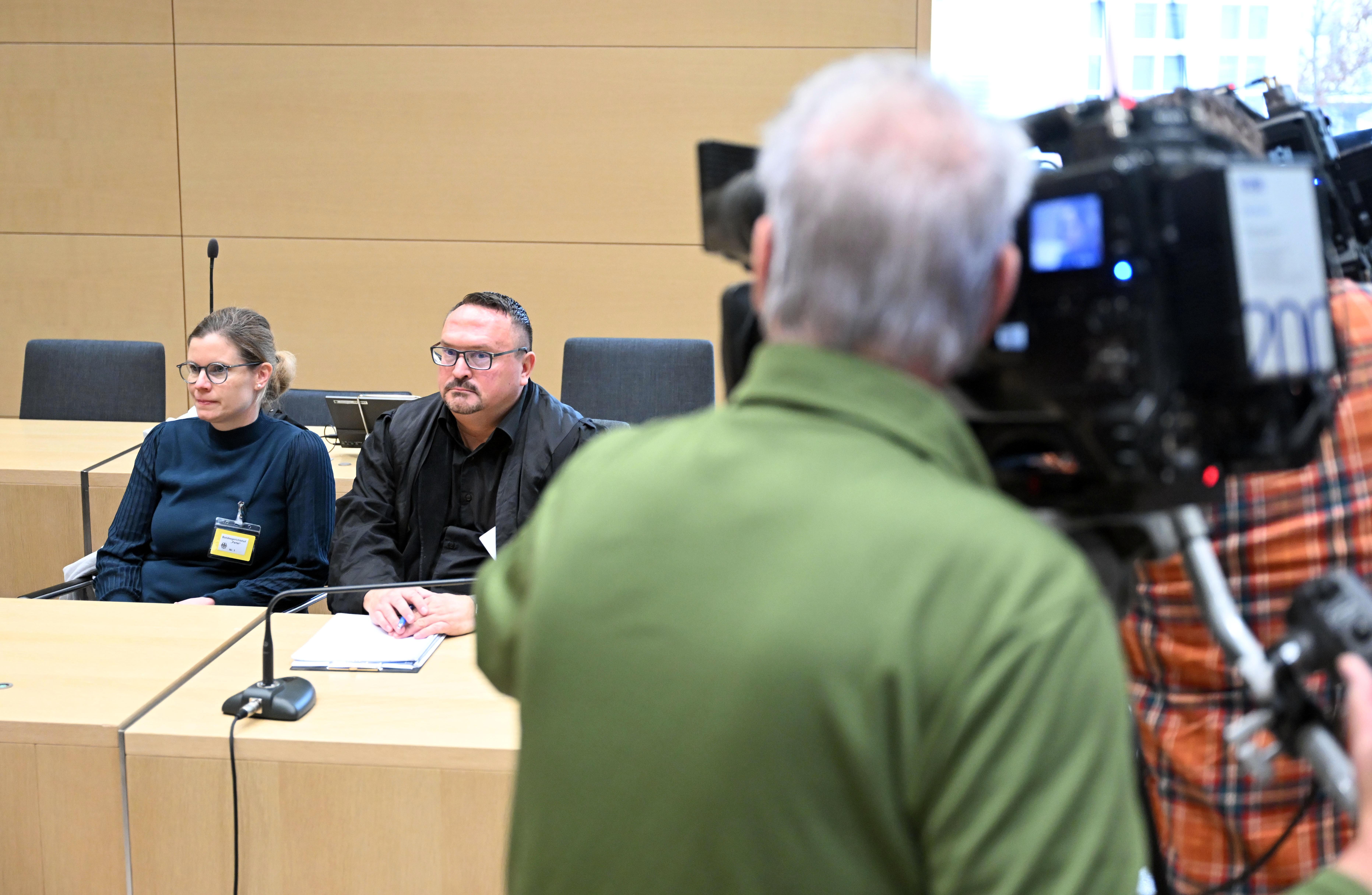 Pia Aksoy (l), Klägerin gegen Astrazeneca, wartet in einem Sitzungssaal im Bundesgerichtshof (BGH) mit ihrem Anwalt Volker Loeschner auf den Beginn der Verhandlung. Es geht dabei um die Haftung eines Impfstoffherstellers für Gesundheitsschäden nach einer Corona-Schutzimpfung.