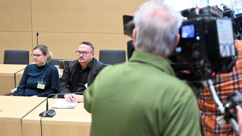 Pia Aksoy (l), Klägerin gegen Astrazeneca, wartet in einem Sitzungssaal im Bundesgerichtshof (BGH) mit ihrem Anwalt Volker Loeschner auf den Beginn der Verhandlung. Es geht dabei um die Haftung eines Impfstoffherstellers für Gesundheitsschäden nach einer Corona-Schutzimpfung. | Bild: picture alliance/dpa | Uli Deck Pia Aksoy (l), Klägerin gegen Astrazeneca, wartet in einem Sitzungssaal im Bundesgerichtshof (BGH) mit ihrem Anwalt Volker Loeschner auf den Beginn der Verhandlung. Es geht dabei um die Haftung eines Impfstoffherstellers für Gesundheitsschäden nach einer Corona-Schutzimpfung.