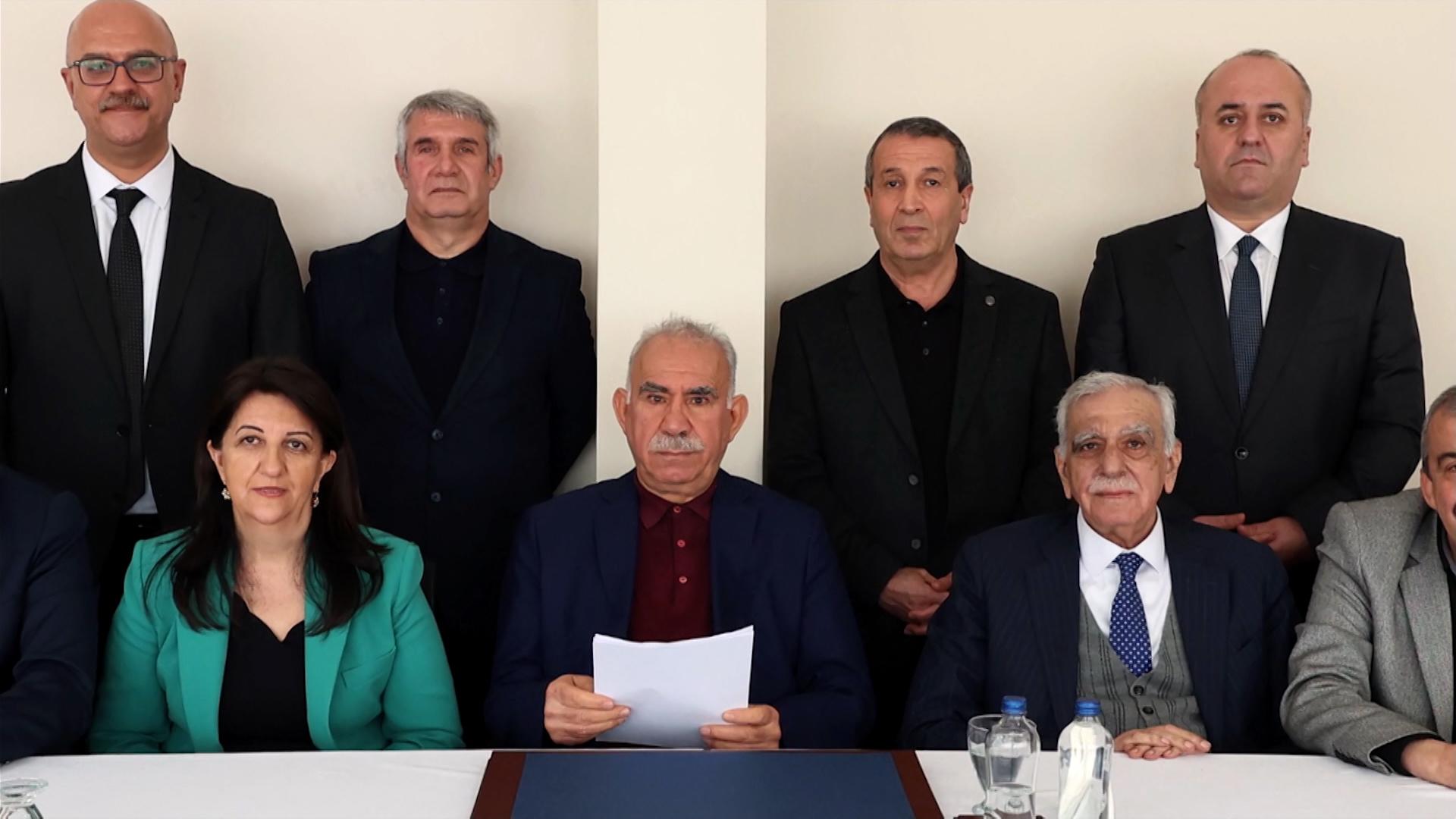 Der inhaftierte Gründer der verbotenen kurdischen Arbeiterpartei PKK beim Verlesen der Erklärung.