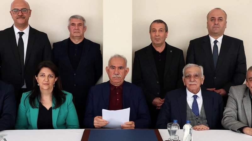 Der inhaftierte Gründer der verbotenen kurdischen Arbeiterpartei PKK beim Verlesen der Erklärung. | Bild: BR Der inhaftierte Gründer der verbotenen kurdischen Arbeiterpartei PKK beim Verlesen der Erklärung.