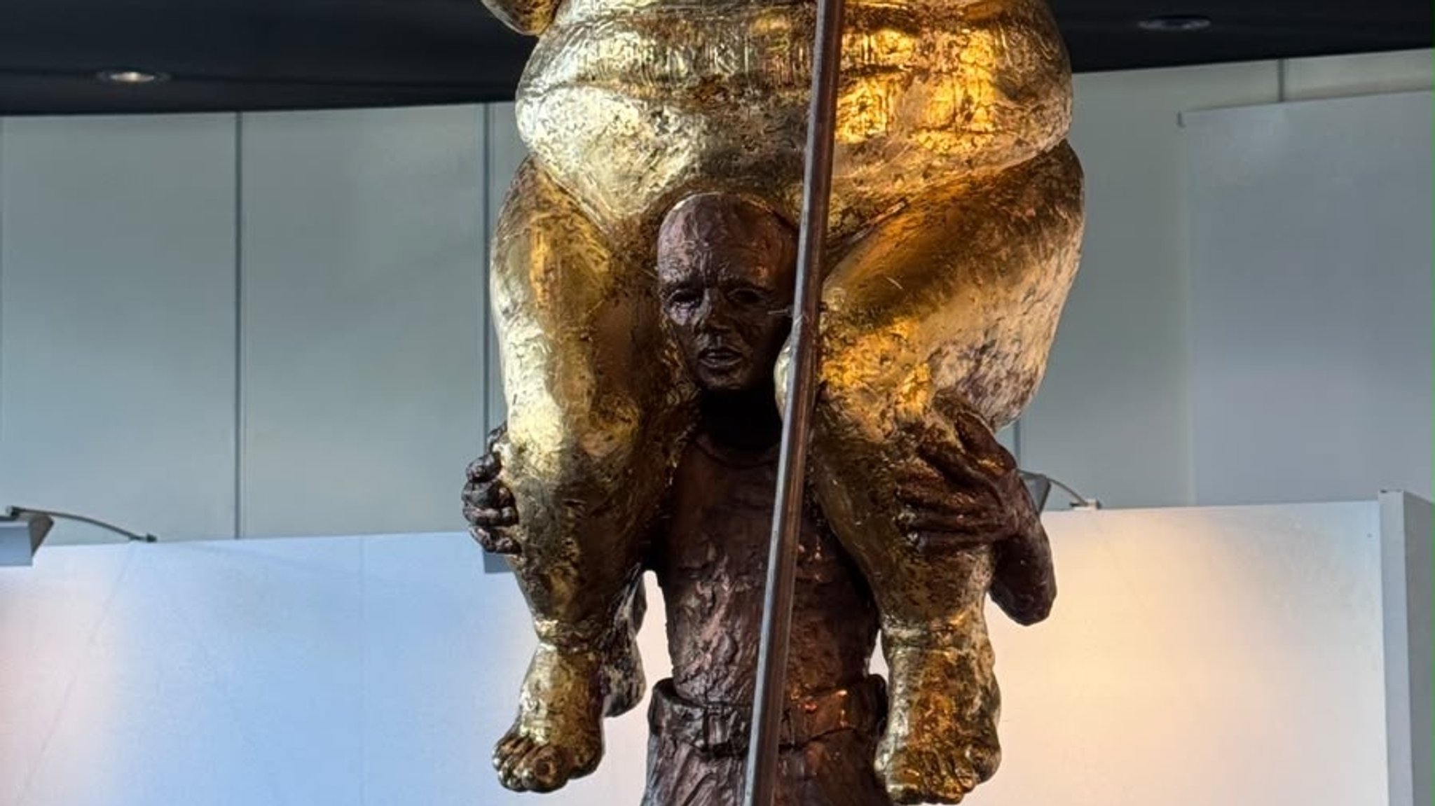 "Orange Plague": Detail der Statue des dänischen Künstlers Jens Galschiöt 