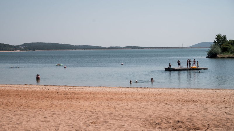 ARCHIV - 25.07.2022, Bayern, Pleinfeld: Badegäste sind im Wasser und auf einem schwimmenden Floß. Am Badestrand Ramsberg am Großen Brombachsee sind am Vormittag schon einige Badegäste anzutreffen. (zu dpa: «Schwimmer bei erneutem Wels-Angriff im Brombachsee verletzt») Foto: Daniel Vogl/dpa +++ dpa-Bildfunk +++ | Bild: dpa-Bildfunk/Daniel Vogl ARCHIV - 25.07.2022, Bayern, Pleinfeld: Badegäste sind im Wasser und auf einem schwimmenden Floß. Am Badestrand Ramsberg am Großen Brombachsee sind am Vormittag schon einige Badegäste anzutreffen. (zu dpa: «Schwimmer bei erneutem Wels-Angriff im Brombachsee verletzt») Foto: Daniel Vogl/dpa +++ dpa-Bildfunk +++