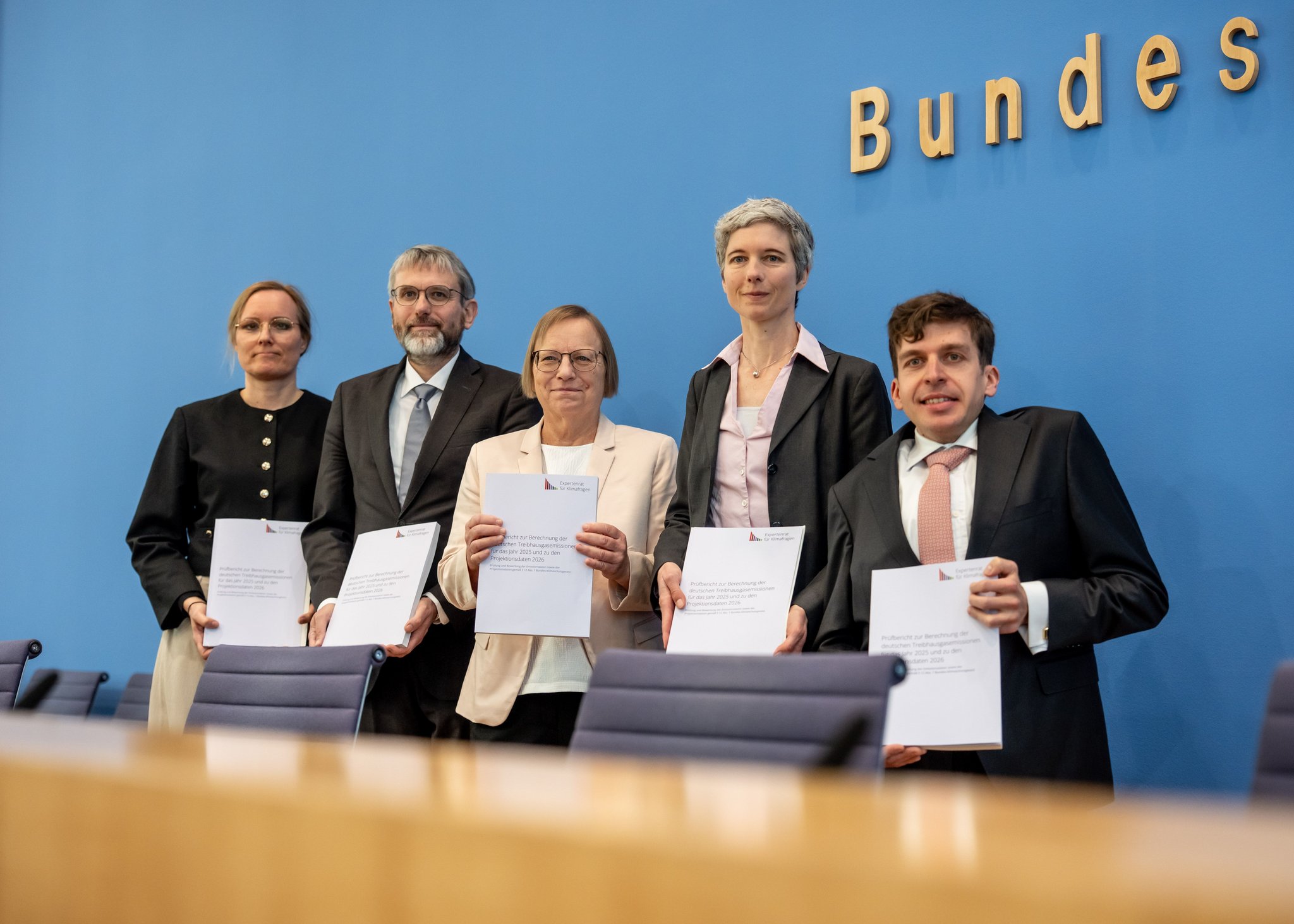 18.05.2026, Berlin: Barbara Schlomann (M), Vorsitzende vom Expertenrat für Klimafragen (ERK), Fraunhofer-Institut für System- und Innovationsforschung ISI, Marc-Oliver Bettzüge, stellvertretender Vorsitzender vom ERK (2.vl), Energiewirtschaftliches Institut an der Universität zu Köln EWI, Tanja Kneiske (l), Ratsmitglied ERK, Fraunhofer-Einrichtung für Energieinfrastrukturen und Geotechnologien IEG und TU Berlin, Allister Loder (r), Ratsmitglied ERK, TU München, und Julia Pongratz (2.v.r), Ratsmitglied ERK, LMU München, stellen den Prüfbericht zur Berechnung der deutschen Treibhausgasemissionen für das Jahr 2025 und zu den Projektionsdaten 2026 vor. Foto: Michael Kappeler/dpa +++ dpa-Bildfunk +++ | Bild: dpa-Bildfunk/Michael Kappeler 18.05.2026, Berlin: Barbara Schlomann (M), Vorsitzende vom Expertenrat für Klimafragen (ERK), Fraunhofer-Institut für System- und Innovationsforschung ISI, Marc-Oliver Bettzüge, stellvertretender Vorsitzender vom ERK (2.vl), Energiewirtschaftliches Institut an der Universität zu Köln EWI, Tanja Kneiske (l), Ratsmitglied ERK, Fraunhofer-Einrichtung für Energieinfrastrukturen und Geotechnologien IEG und TU Berlin, Allister Loder (r), Ratsmitglied ERK, TU München, und Julia Pongratz (2.v.r), Ratsmitglied ERK, LMU München, stellen den Prüfbericht zur Berechnung der deutschen Treibhausgasemissionen für das Jahr 2025 und zu den Projektionsdaten 2026 vor. Foto: Michael Kappeler/dpa +++ dpa-Bildfunk +++