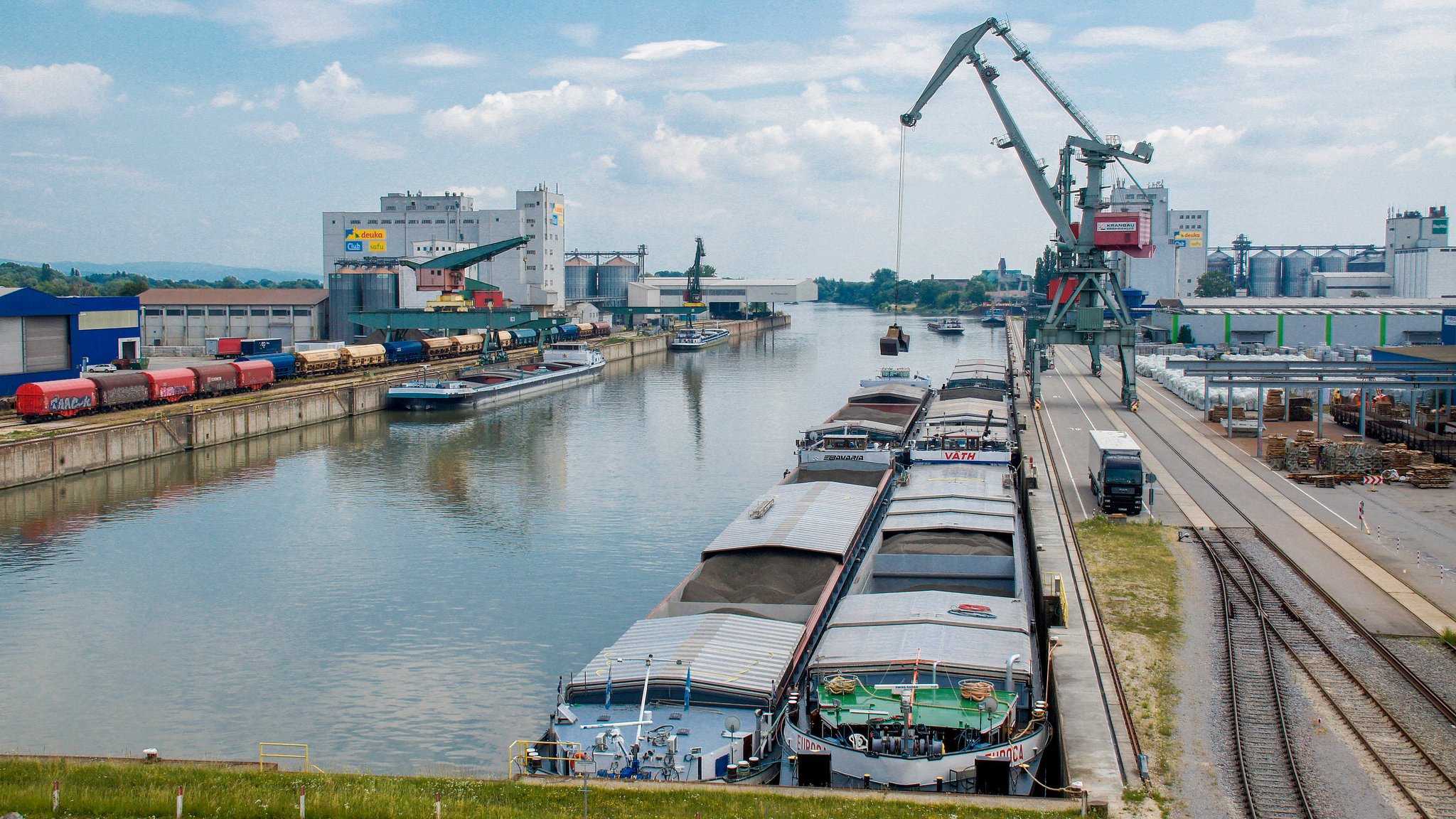 Frachtschiffe am Bayernhafen Regensburg.