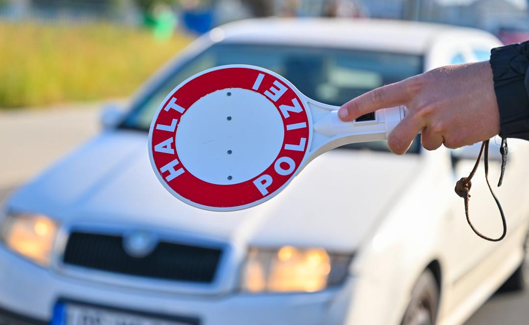 Ein Beamter der Bundespolizei stoppt den Fahrer eines Autos bei der Einreise nach Deutschland. 