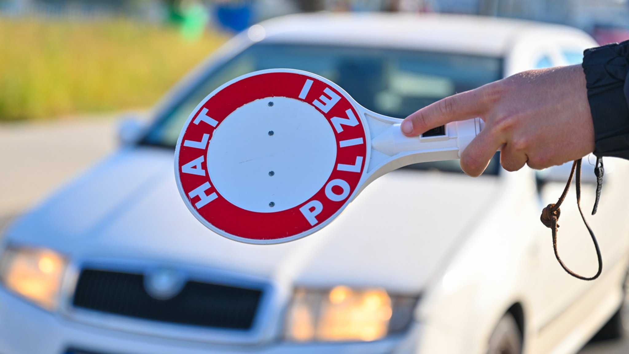 Ein Beamter der Bundespolizei stoppt den Fahrer eines Autos bei der Einreise nach Deutschland. 