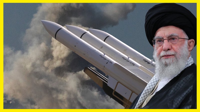 Ali Chamenei, der oberste Führer des Irans, vor iranischen Raketen, im Hintergrund Rauchschwaden.