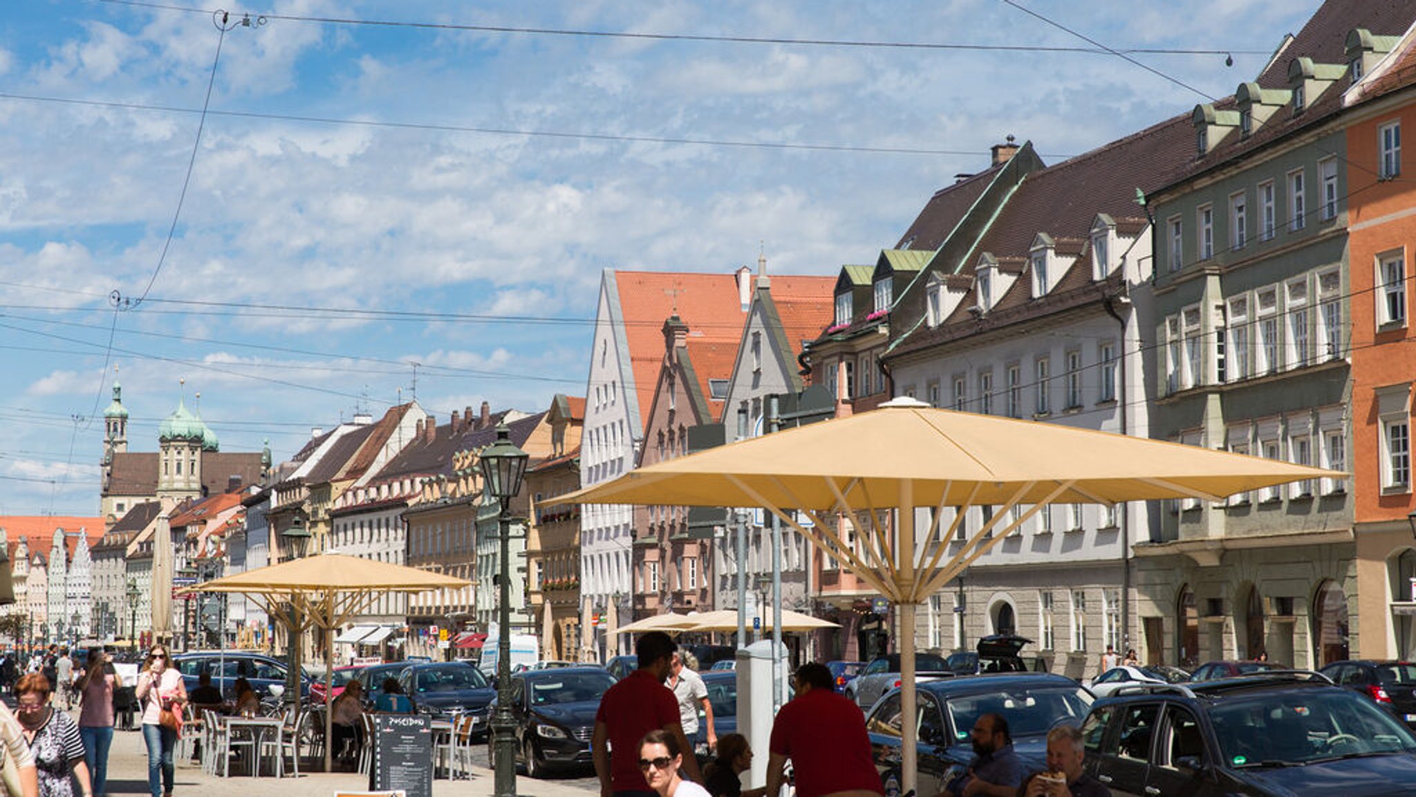 Die Maximilianstraße in Augsburg.