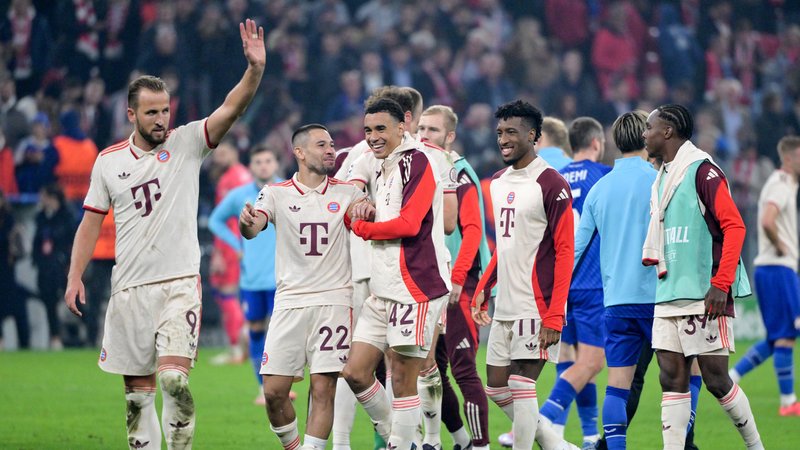 Harry Kane und Mitspieler jubeln nach Abpfiff | Bild: picture alliance/dpa Harry Kane und Mitspieler jubeln nach Abpfiff