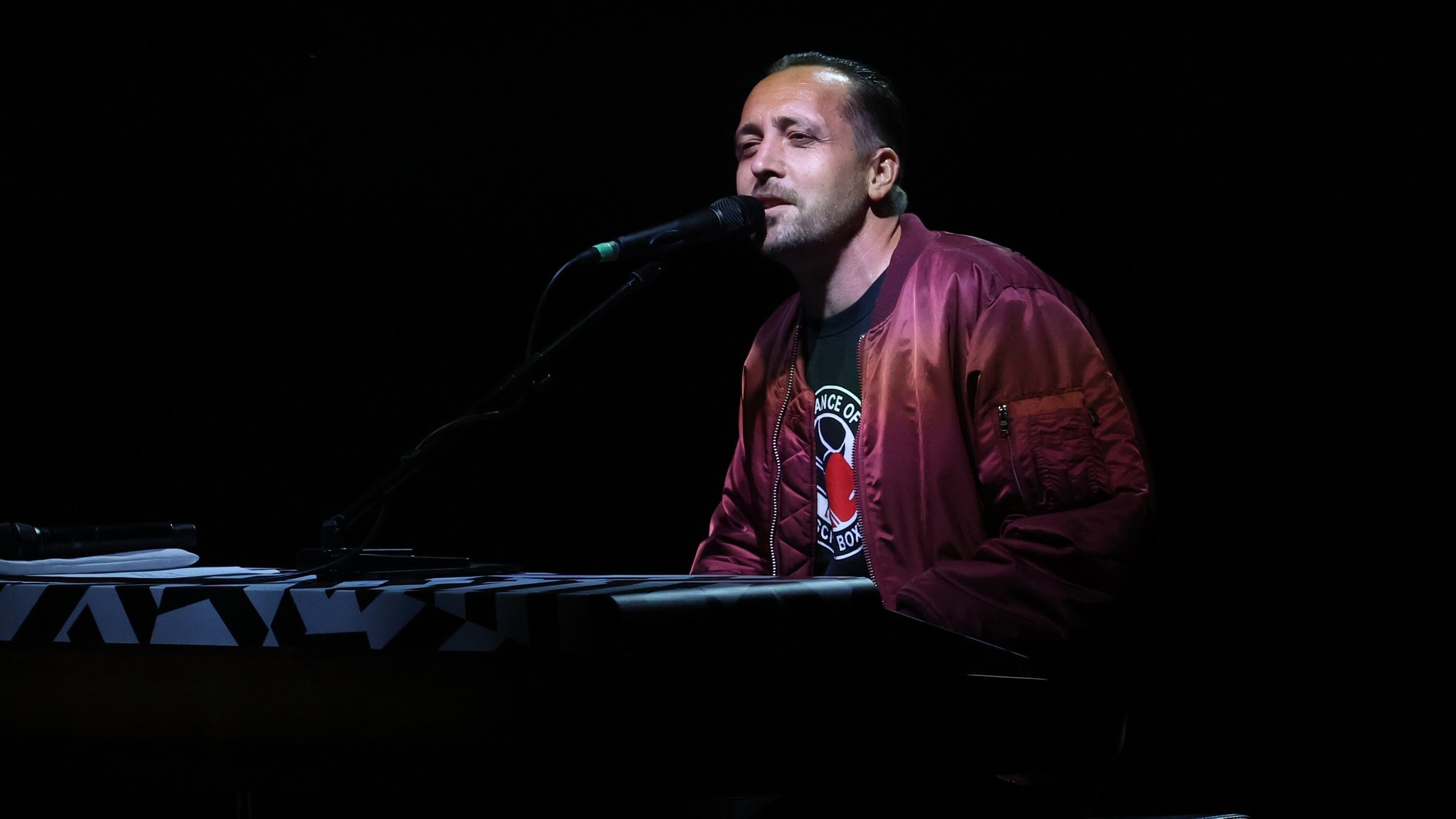 (Archivbild) Der Musiker Danger Dan 2023 bei einem Konzert