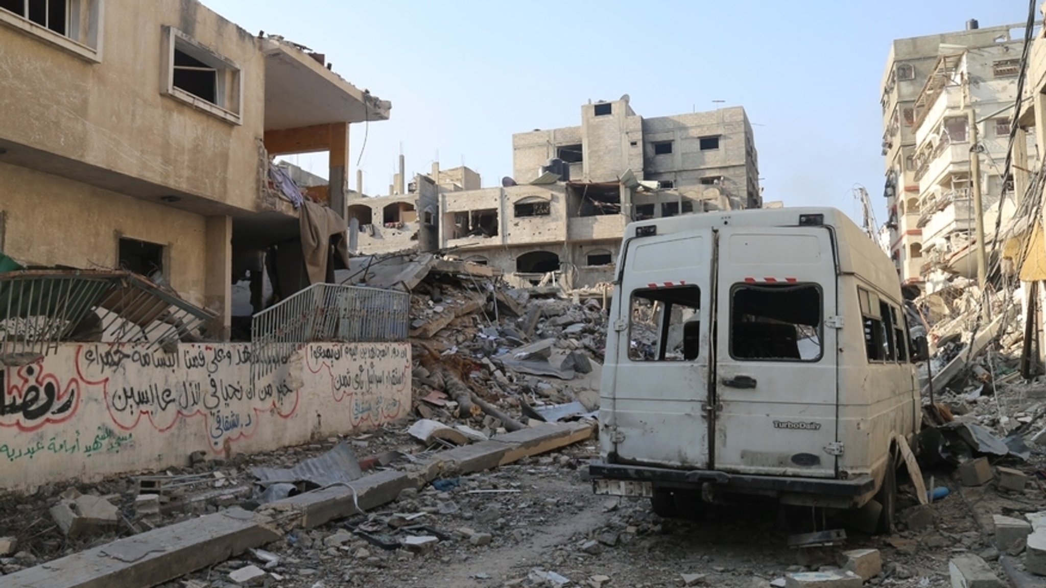 ARCHIVBILD - 08.01.2024, Palästinensische Gebiete, Beit Lahia: Beschädigte Gebäude in der Stadt Beit Lahia im nördlichen Gazastreifen.