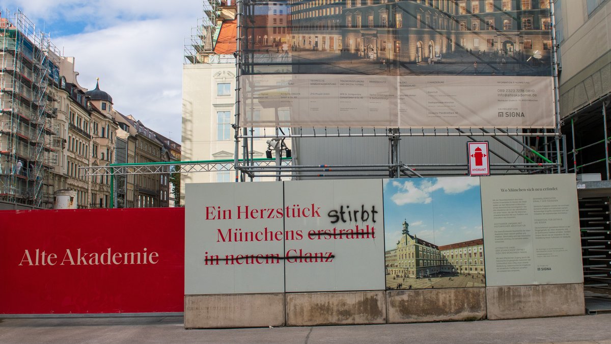 Alte Akademie München: Baustelle, seit der Freistaat das Rokoko-Juwel an Benko verkauft hat. Die 2024 geplante Neueröffnung ist abgeblasen.  