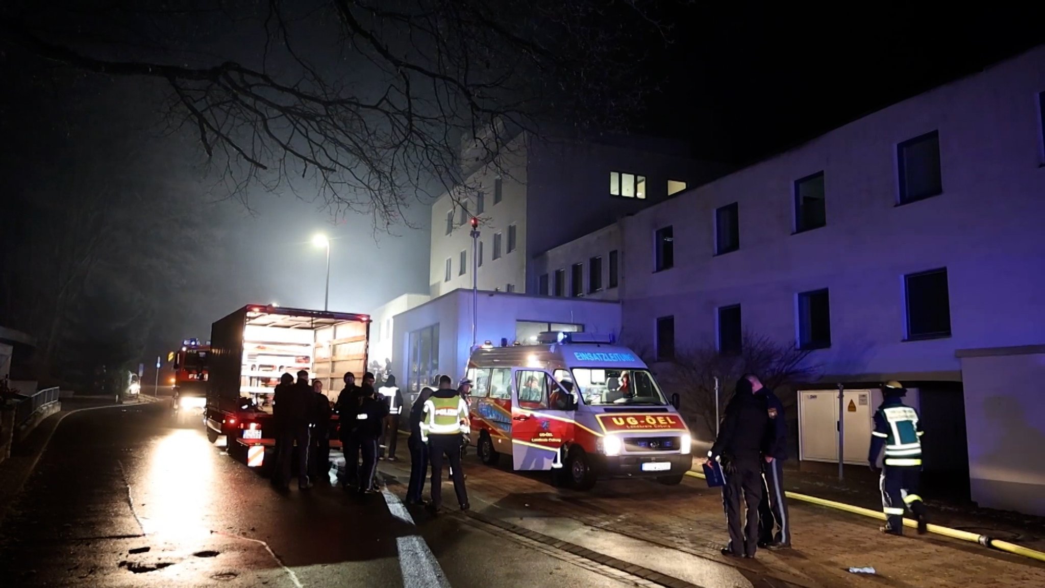 Das Krankenhaus in Neustadt bei Coburg musste am frühen Sonntagmorgen evakuiert werden. Im Keller des Gebäudes war ein Feuer ausgebrochen.