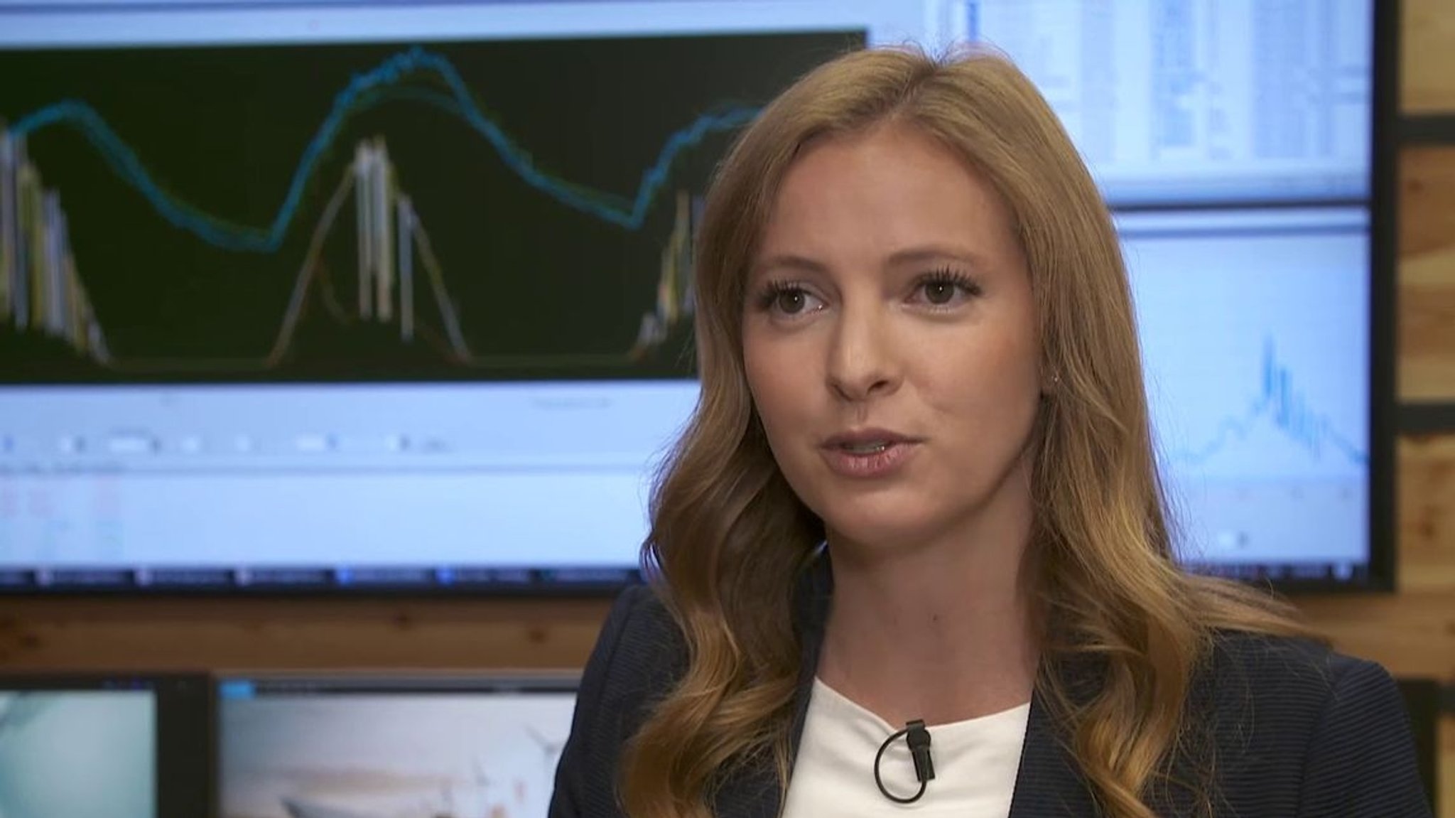 Ingenieurin Eva Buchta hat ein ressourcenschonendes Frühwarnsystem für Stromnetze entwickelt. | Bild: Bayerischer Rundfunk 2025 Ingenieurin Eva Buchta hat ein ressourcenschonendes Frühwarnsystem für Stromnetze entwickelt.