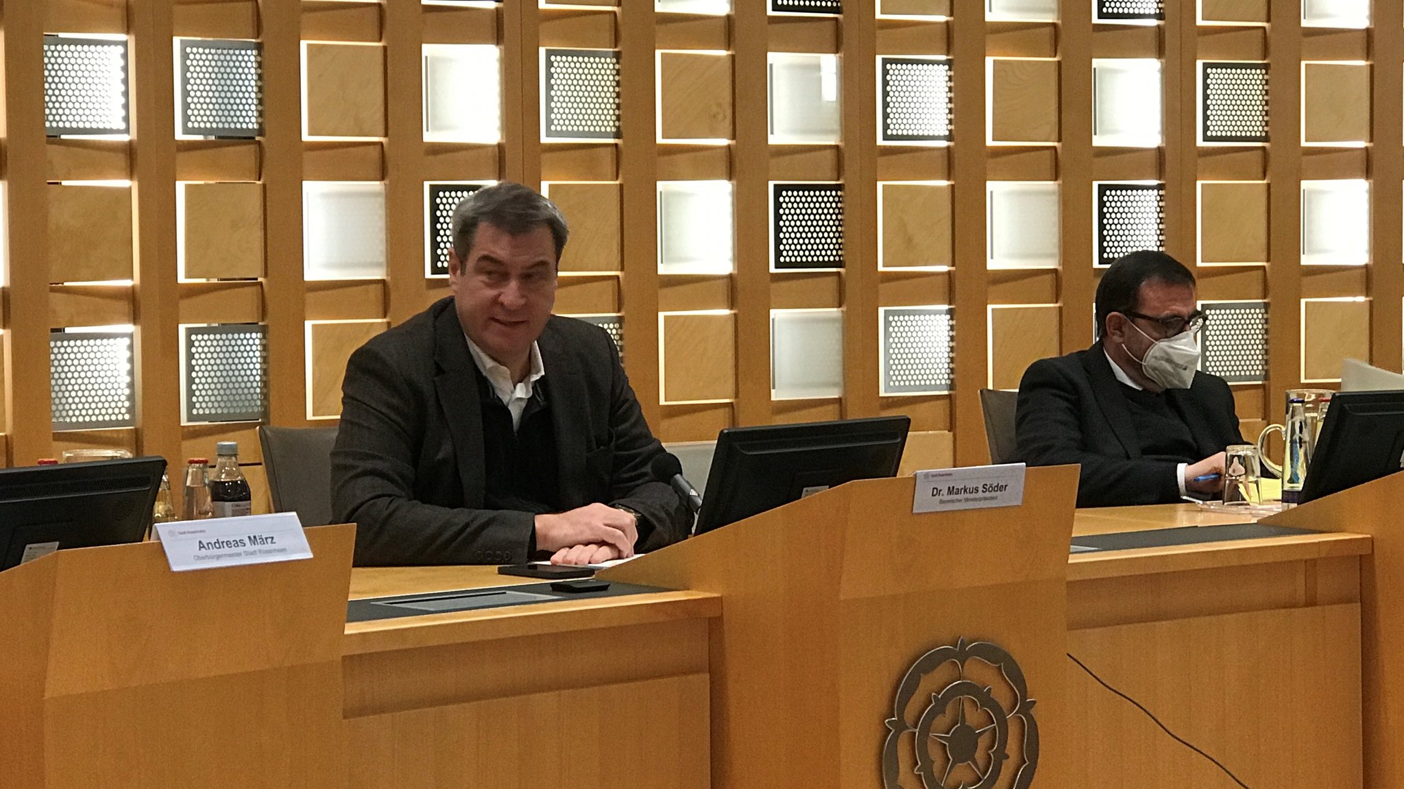 Ministerpräsident Markus Söder (li.) und Bayerns Gesundheitsminister Klaus Holetschek in Rosenheim. 