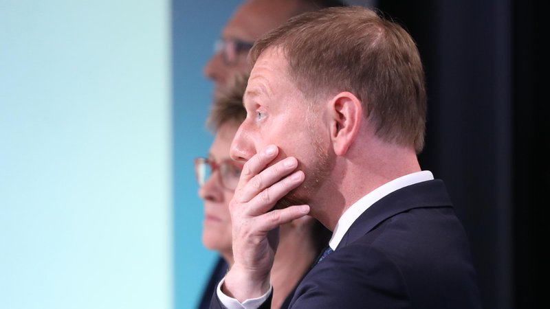 Sachsens Ministerpräsident Michael Kretschmer (CDU), BSW-Spitzenkandidatin Sabine Zimmermann und AfD-Spitzenkandidat Jörg Urban beim TV-Interview | Bild: picture alliance / dts-Agentur | - Sachsens Ministerpräsident Michael Kretschmer (CDU), BSW-Spitzenkandidatin Sabine Zimmermann und AfD-Spitzenkandidat Jörg Urban beim TV-Interview