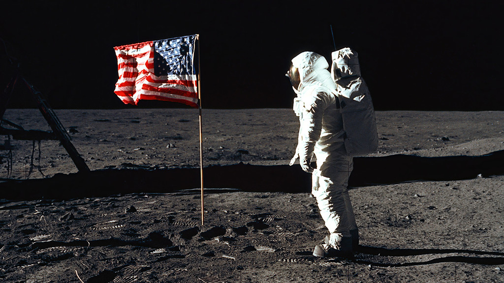 "Buzz" Aldrin steht im Raumanzug neben der US-Flagge auf dem Mond.