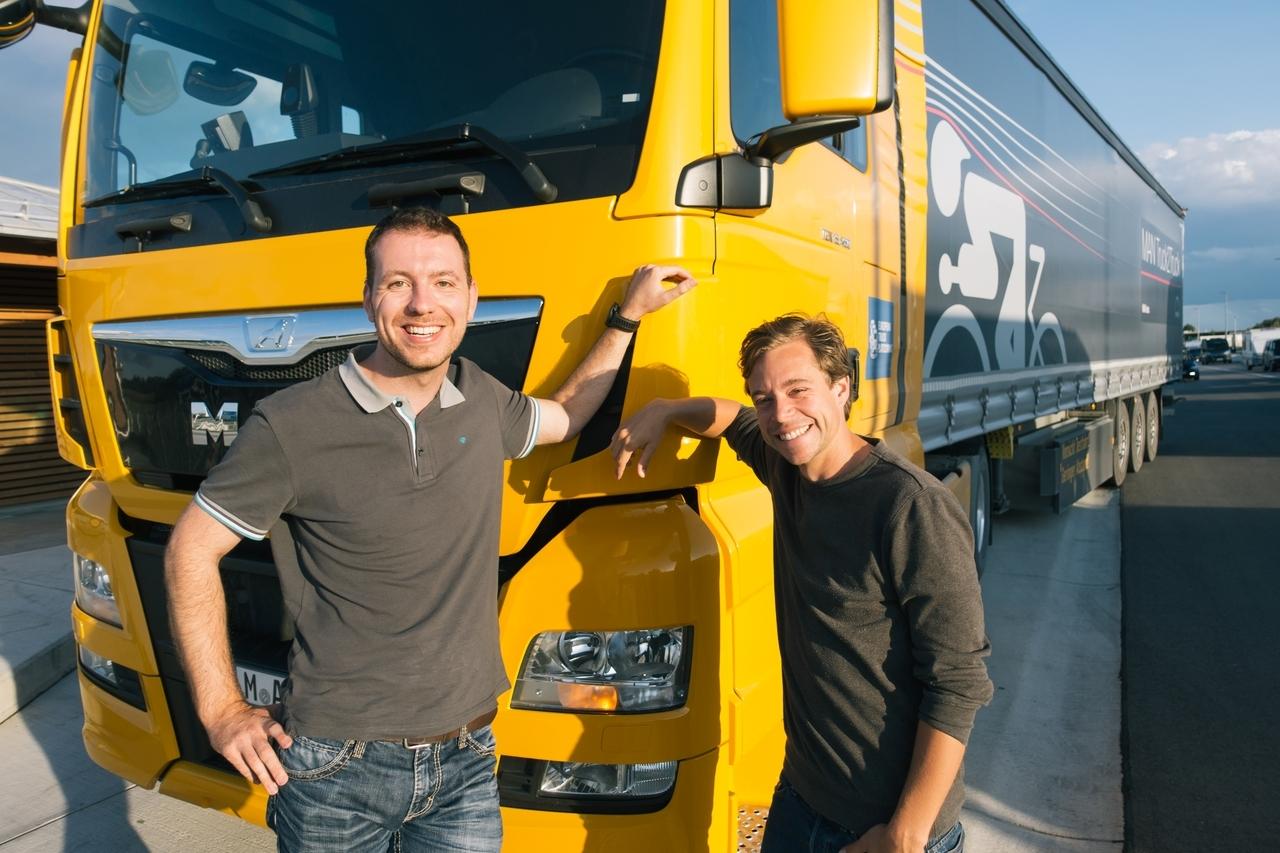 Der Autobahn-Check | Mit Ingenieur Daniel und diesem LKW erlebt Tobi eine automatisch gesteuerte Vollbremsung auf einer Teststrecke.