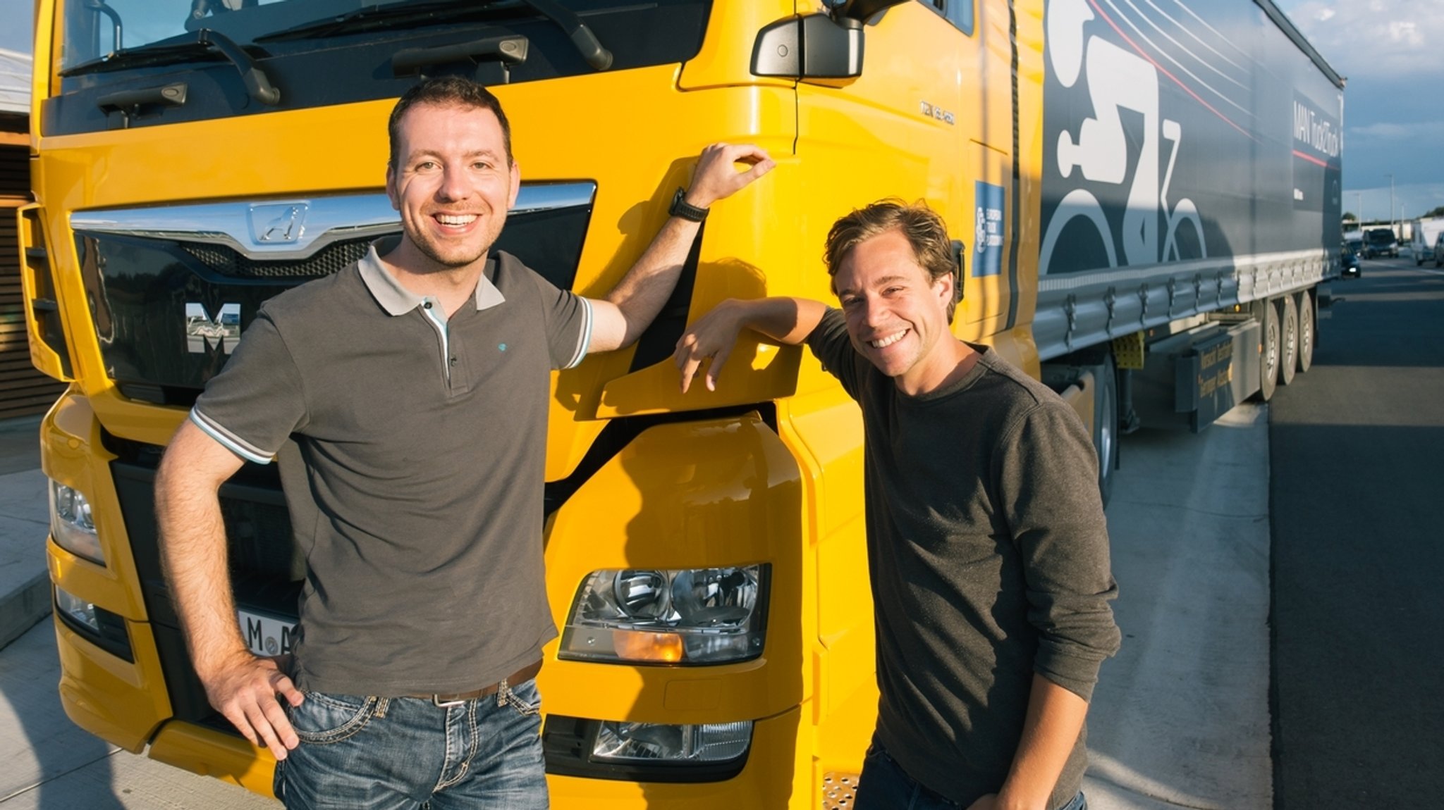 Der Autobahn-Check | Mit Ingenieur Daniel und diesem LKW erlebt Tobi eine automatisch gesteuerte Vollbremsung auf einer Teststrecke.