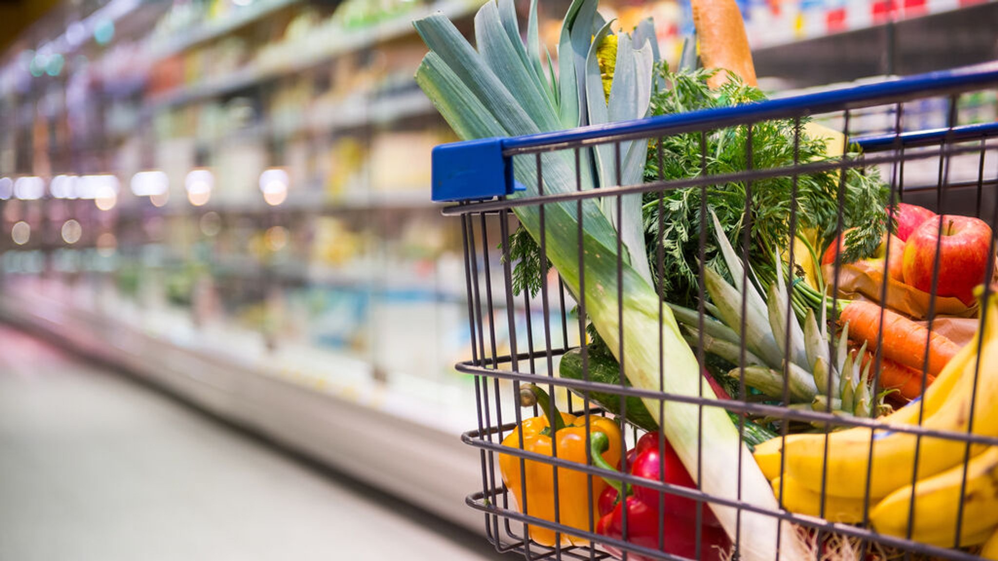 Obst und Gemüse in einem Einkaufswagen