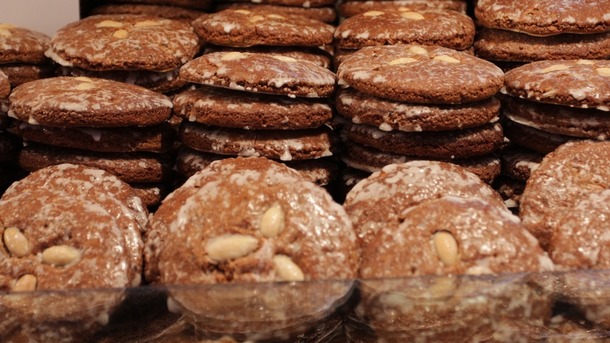 Die Elisen-Lebkuchen ganz klassisch. Der Nürnberger Christkindlesmarkt zählt zu den berühmtesten Weihnachtsmärkten der Welt.