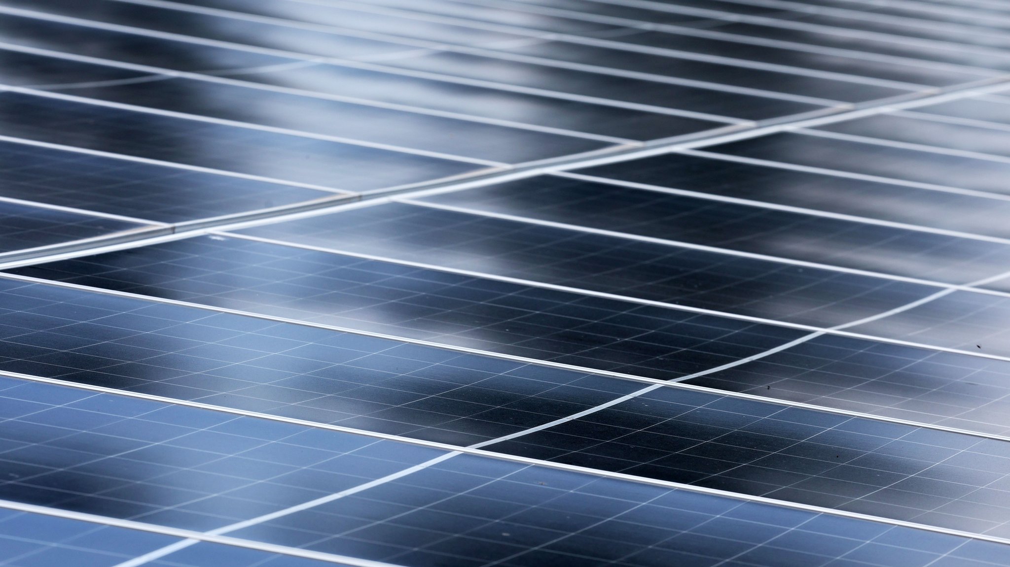 Reihen von Photovoltaik-Modulen in einem Solarpark 