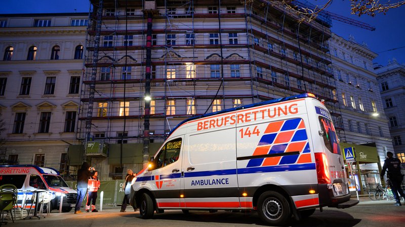 Beim Einsturz eines Baugerüsts in Wien sind vier Arbeiter getötet und ein weiterer schwer verletzt worden | Bild: picture alliance / MAX SLOVENCIK Beim Einsturz eines Baugerüsts in Wien sind vier Arbeiter getötet und ein weiterer schwer verletzt worden