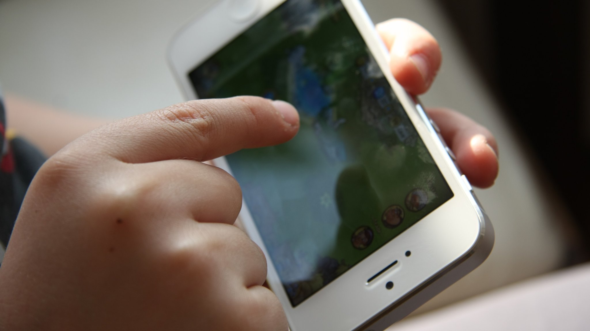 Manche Jugendliche nutzen Social Media Apps wie TikTok, Instagram oder Youtube viele Stunden am Tag und zeigen Suchttendenzen. 