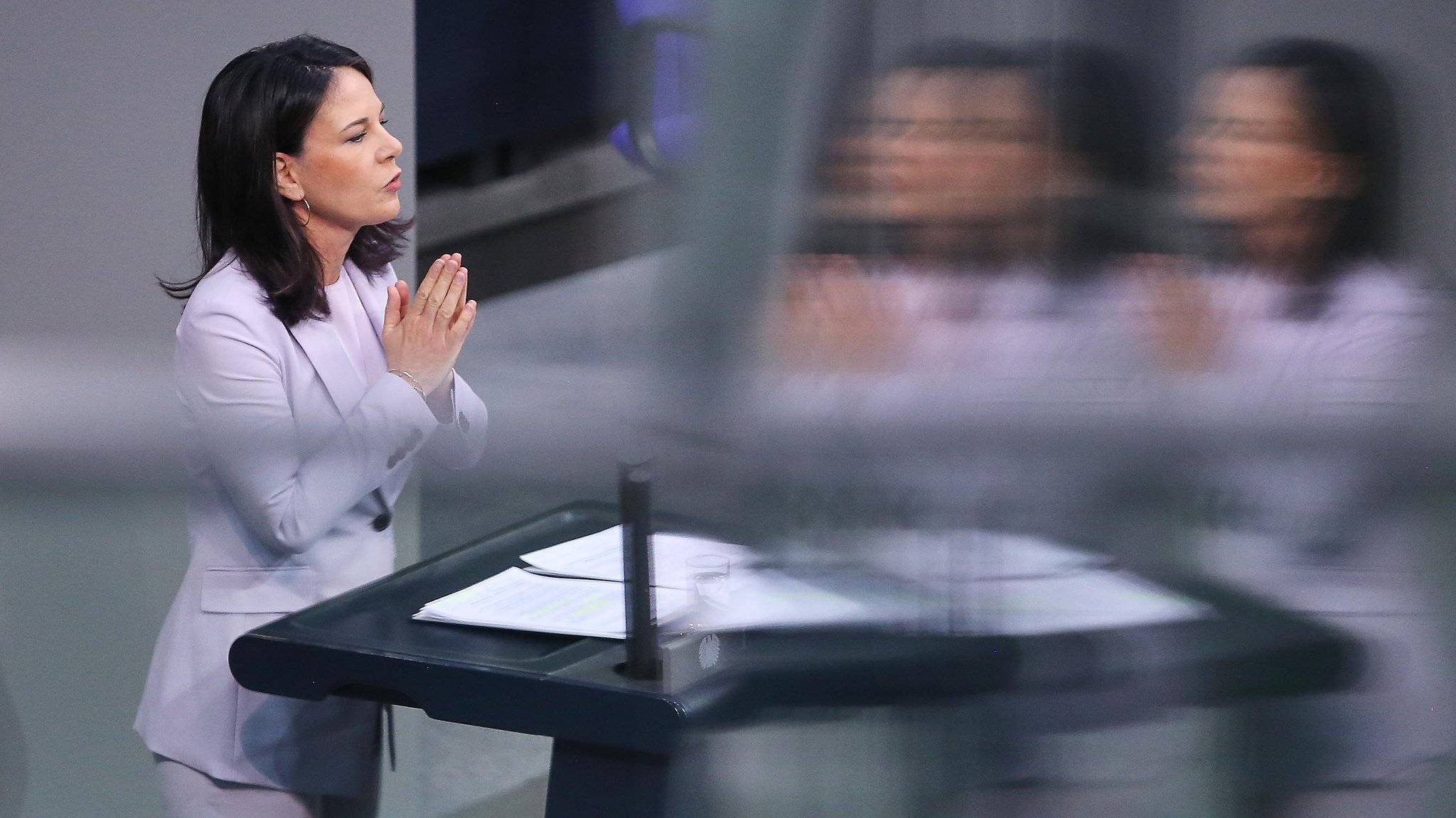 Bundesministerin des Auswärtigen Annalena Baerbock (Bündnis90/Die Grünen) hält eine Rede im Bundestag.