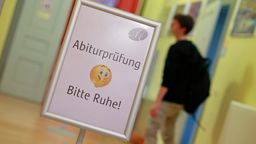Ein Hinweisschild mit der Aufschrift "Abiturprüfung Bitte Ruhe". | Bild:picture alliance/dpa/Matthias Bein
