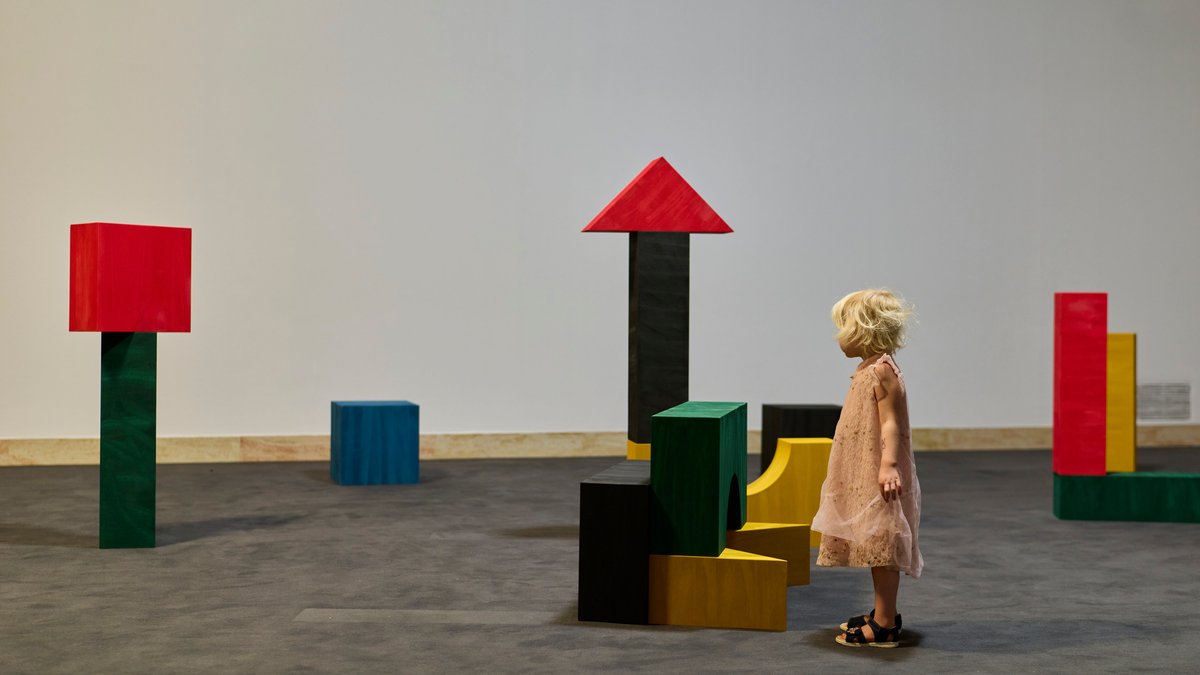 Kleines Kind mit großen Bauklötzen