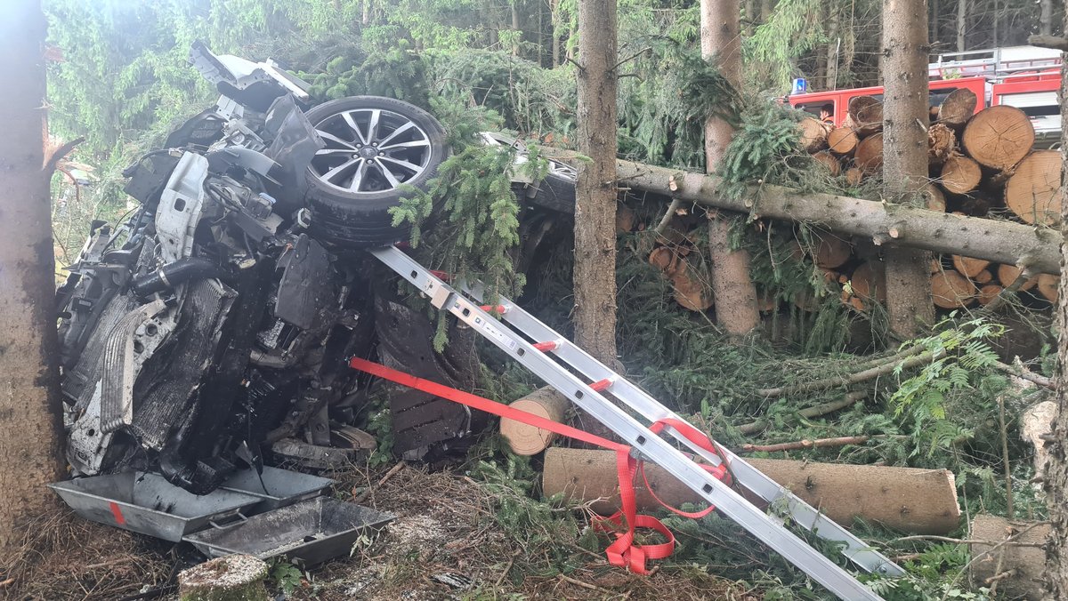 Das völlig zertrümmerte Auto in dem Waldstück bei Mähring