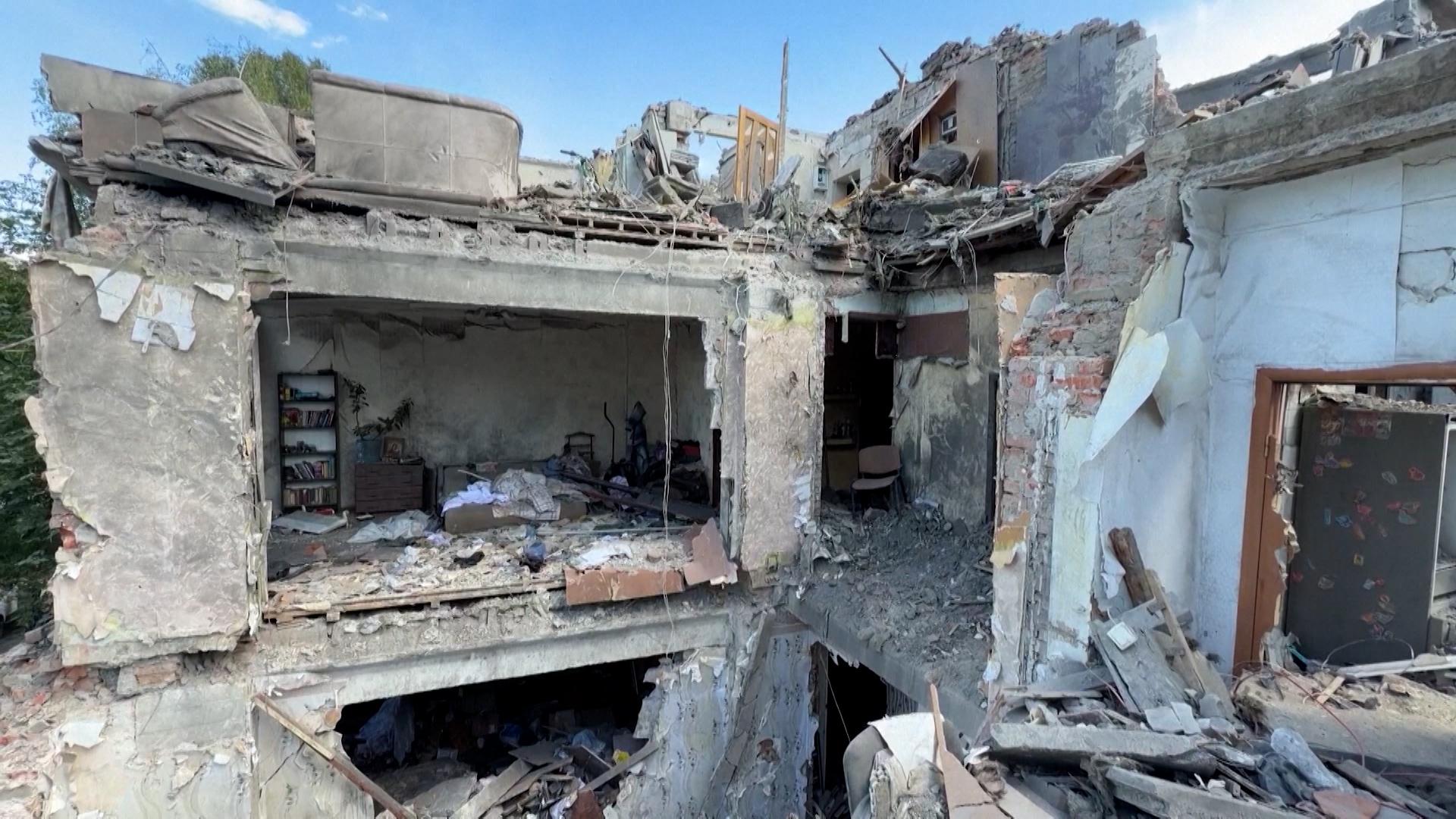 Komplett zerstörtes Wohnhaus in der Ukraine