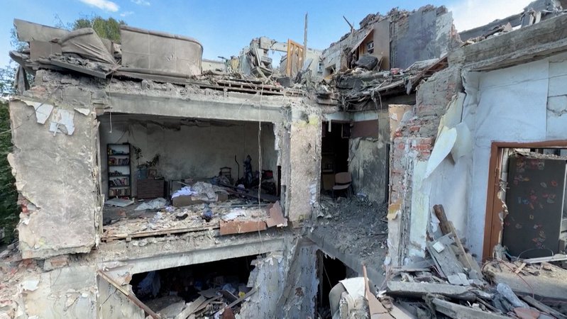 Komplett zerstörtes Wohnhaus in der Ukraine | Bild: BR Komplett zerstörtes Wohnhaus in der Ukraine