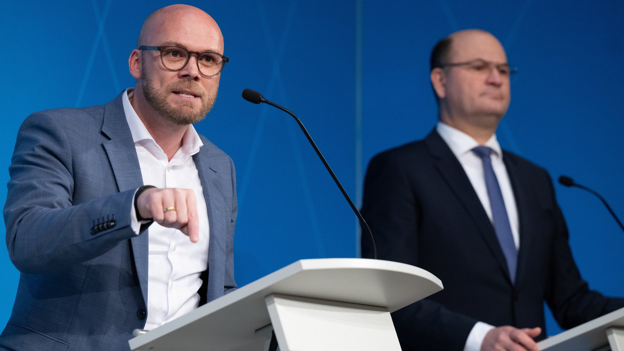 Fabian Mehring (l, Freie Wähler), Digitalminister von Bayern, und Albert Füracker (CSU), Finanzminister von Bayern | Bild: credit picture alliance/dpa | Sven Hoppe Fabian Mehring (l, Freie Wähler), Digitalminister von Bayern, und Albert Füracker (CSU), Finanzminister von Bayern