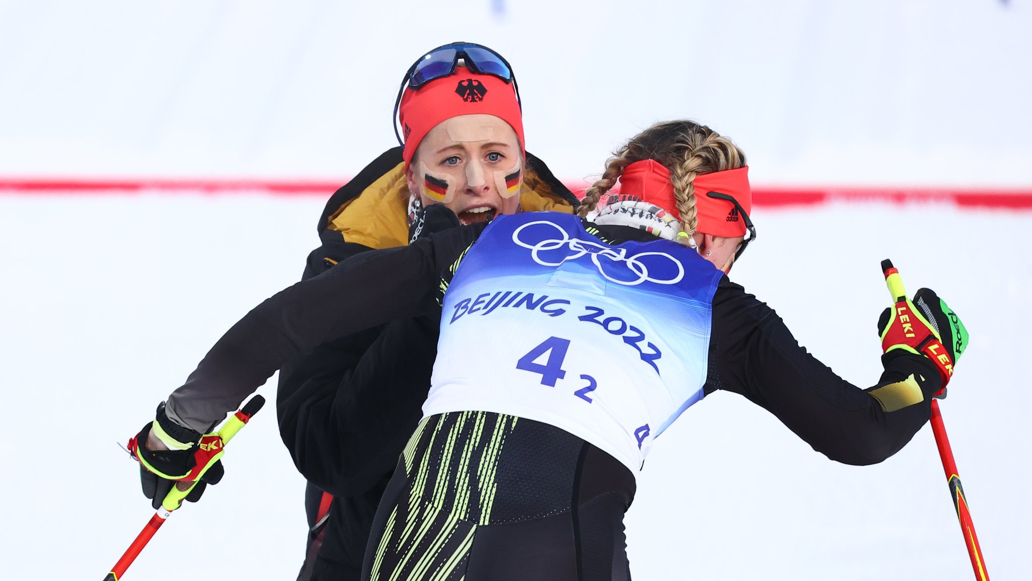 Victoria Carl (r) und Katharina Hennig feiern im Zielbereich.