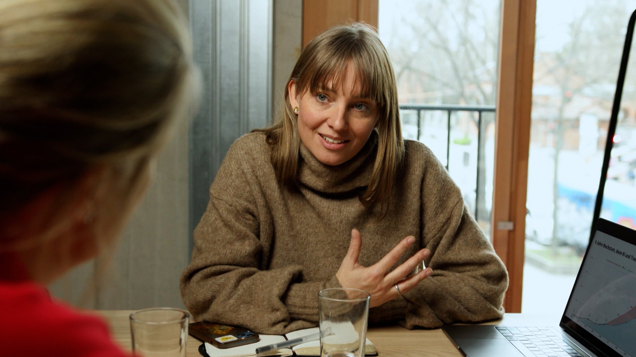 Anne Kjaer Bathel bei einer deutschen Stiftung auf der Suche nach Fördergeldern | Bild: Bayerischer Rundfunk 2025 Anne Kjaer Bathel bei einer deutschen Stiftung auf der Suche nach Fördergeldern