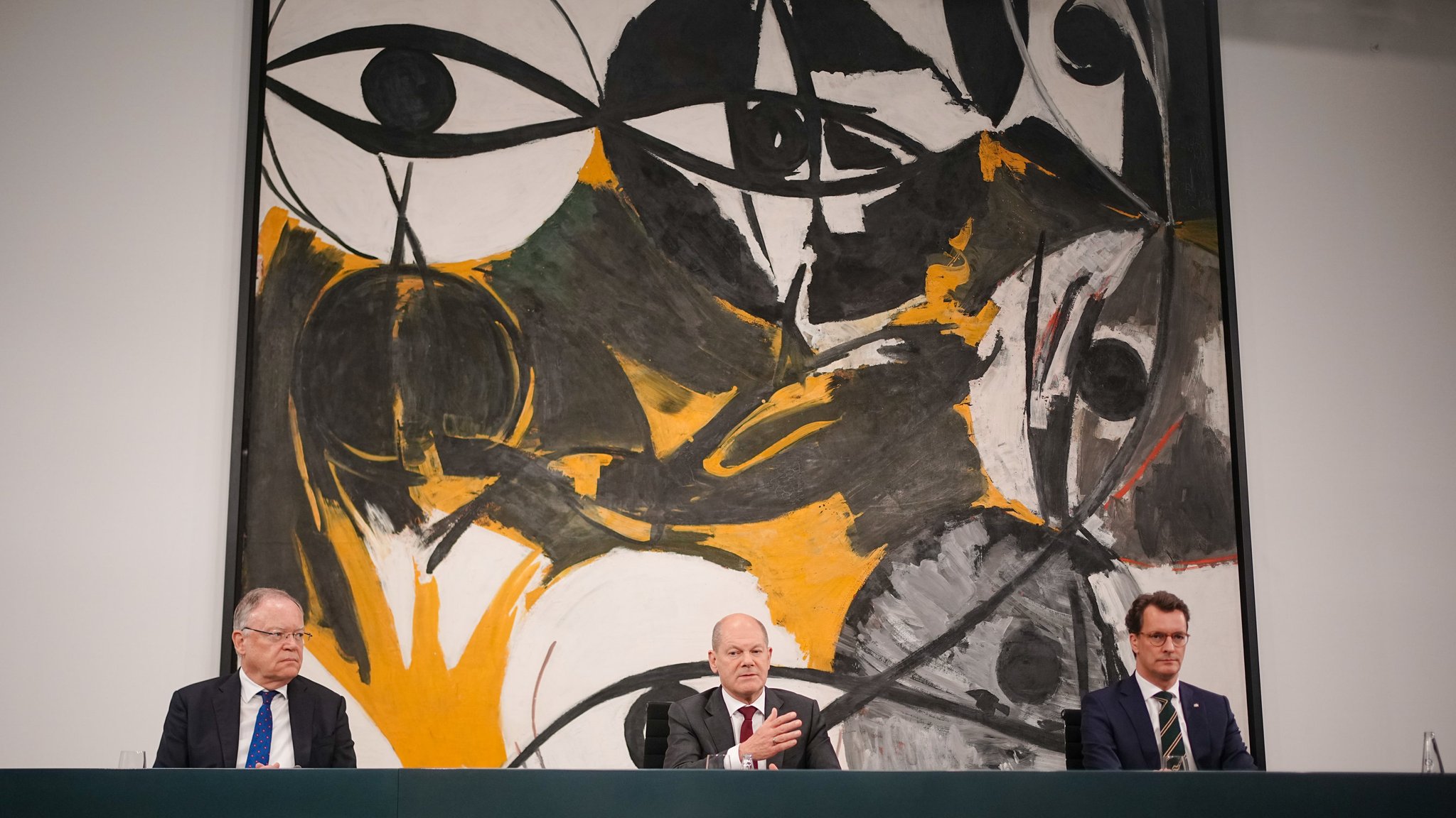 Bundeskanzler Olaf Scholz (M, SPD), Stephan Weil (l, SPD), Ministerpräsident von Niedersachsen, und Hendrik Wüst (CDU), Ministerpräsident von Nordrhein-Westfalen, geben nach der Ministerpräsidentenkonferenz eine Pressekonferenz.