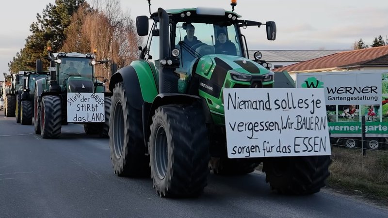 Traktoren in einem Demonstrationszug bei Elsenfeld (Landkreis Miltenberg)