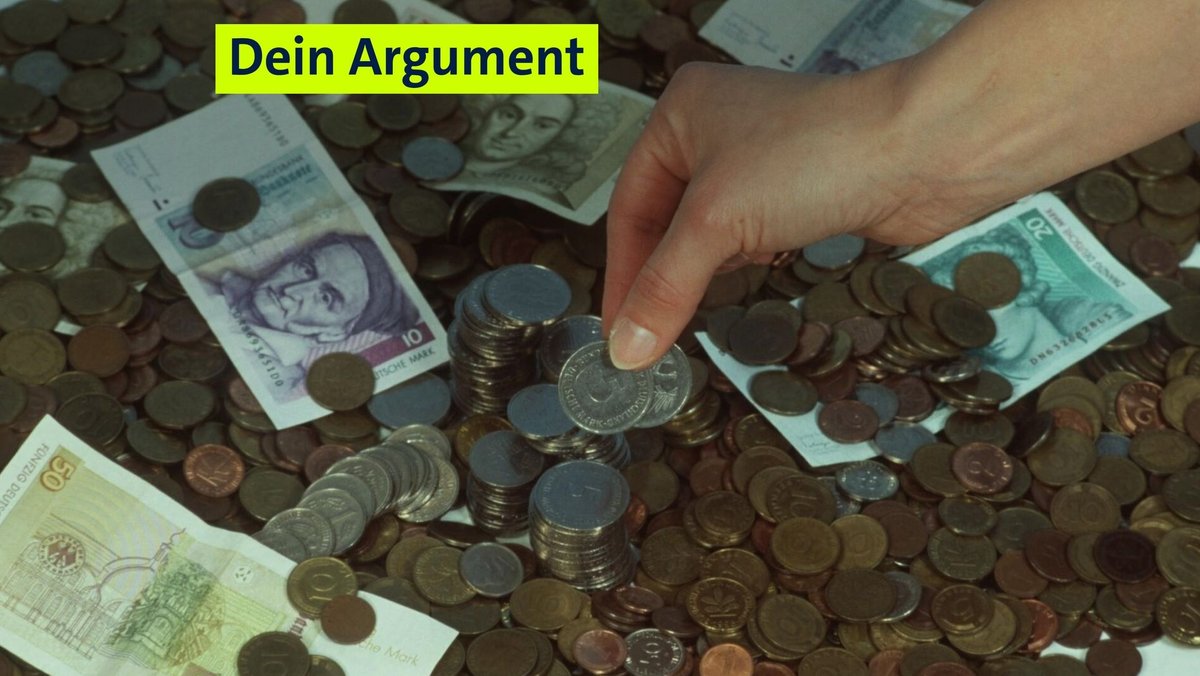 D-Mark-Scheine und Kleingeld, eine Hand greift sich Münzen.